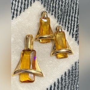 Vintage Prestige Gold Tone Jewelry Set includes Pendant and pierced earrings